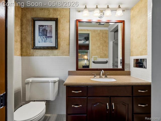 38523 Manchester Street, Clinton Township, MI 48036