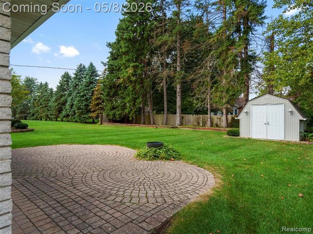 38523 Manchester Street, Clinton Township, MI 48036