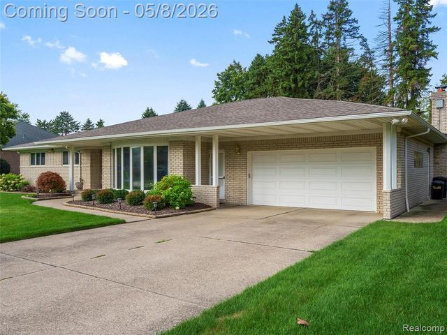 38523 Manchester Street, Clinton Township, MI 48036