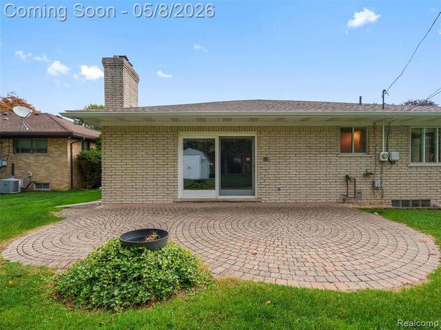 38523 Manchester Street, Clinton Township, MI 48036
