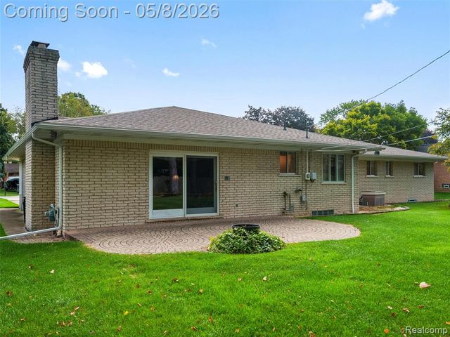 38523 Manchester Street, Clinton Township, MI 48036