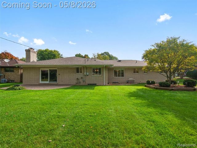 38523 Manchester Street, Clinton Township, MI 48036