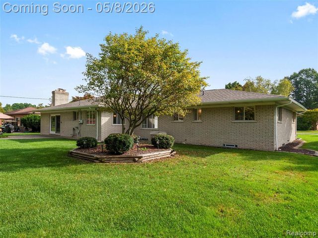 38523 Manchester Street, Clinton Township, MI 48036