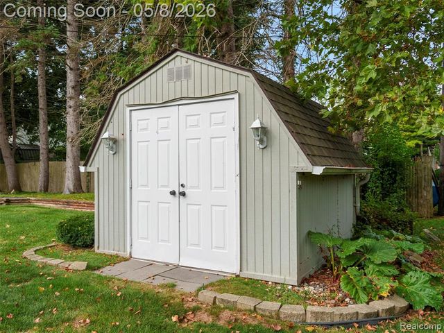 38523 Manchester Street, Clinton Township, MI 48036