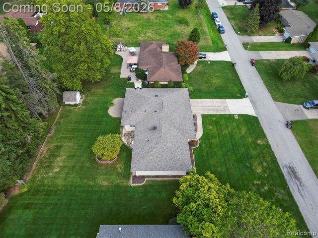38523 Manchester Street, Clinton Township, MI 48036