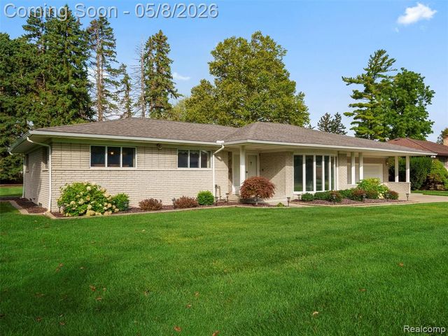 38523 Manchester Street, Clinton Township, MI 48036