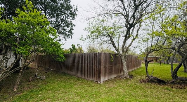 319 W Main St, Bishop, TX 78343