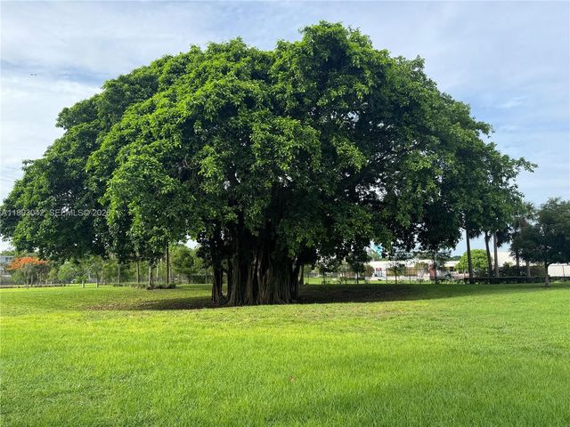 1422 Silk Oak Dr, Hollywood, FL 33021