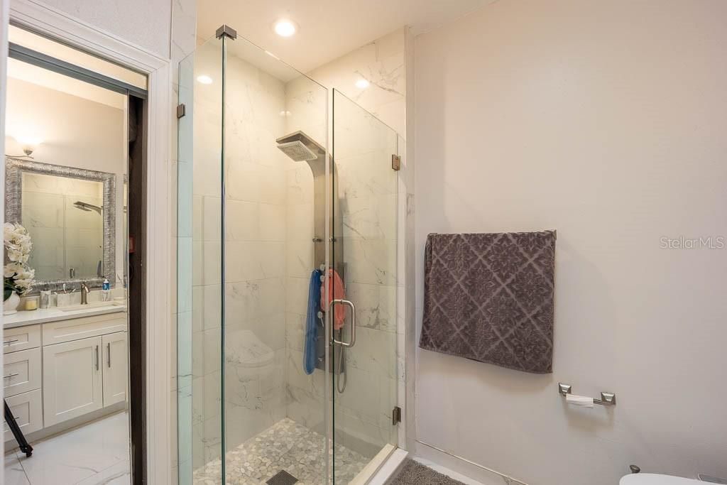 Image 28 of property listing at 8915 VICTORIA ISLE PLACE, Orlando, FL 32829