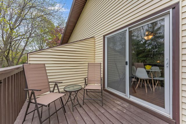 907 Heritage Court W, Vadnais Heights, MN 55127