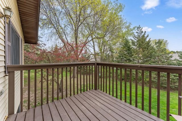907 Heritage Court W, Vadnais Heights, MN 55127
