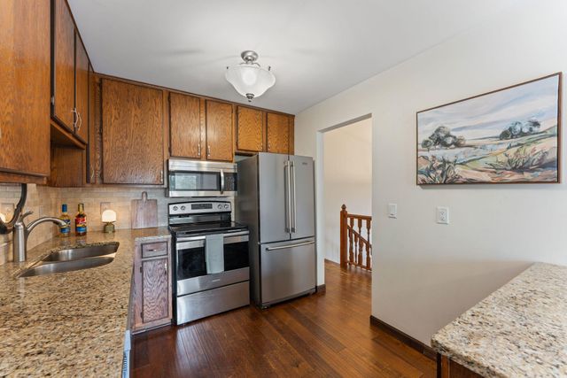 907 Heritage Court W, Vadnais Heights, MN 55127