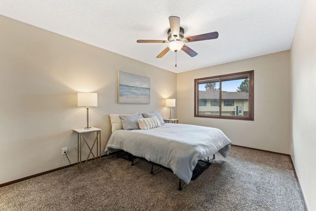 907 Heritage Court W, Vadnais Heights, MN 55127