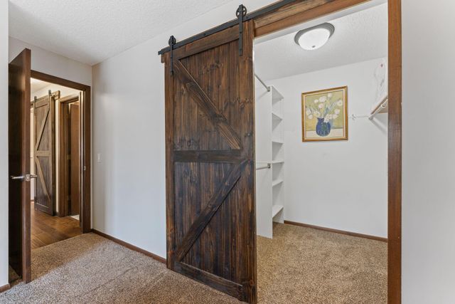 907 Heritage Court W, Vadnais Heights, MN 55127
