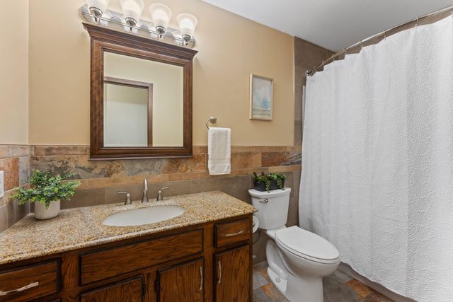907 Heritage Court W, Vadnais Heights, MN 55127