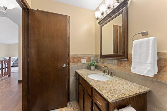907 Heritage Court W, Vadnais Heights, MN 55127
