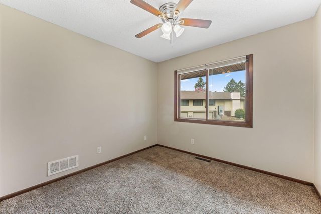 907 Heritage Court W, Vadnais Heights, MN 55127