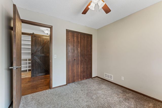 907 Heritage Court W, Vadnais Heights, MN 55127