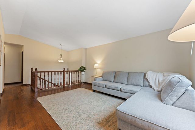 907 Heritage Court W, Vadnais Heights, MN 55127