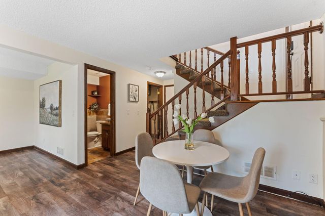 907 Heritage Court W, Vadnais Heights, MN 55127