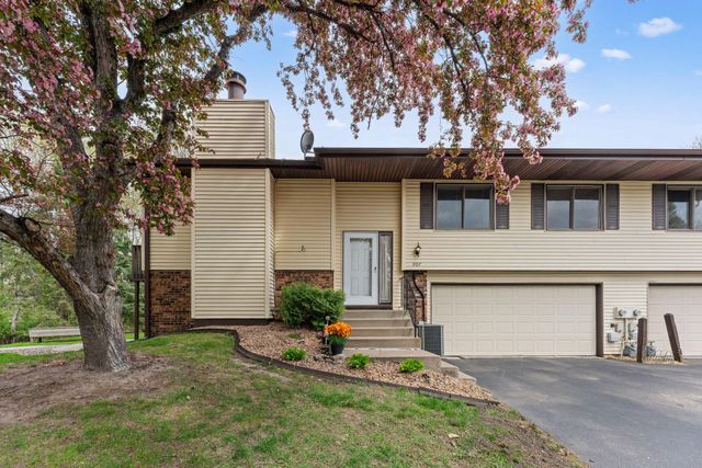 907 Heritage Court W, Vadnais Heights, MN 55127