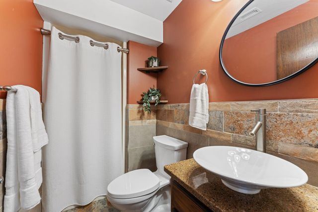907 Heritage Court W, Vadnais Heights, MN 55127