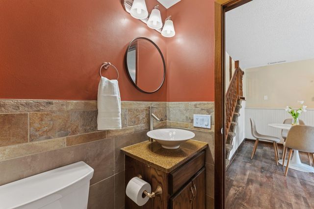 907 Heritage Court W, Vadnais Heights, MN 55127