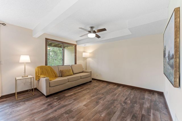 907 Heritage Court W, Vadnais Heights, MN 55127