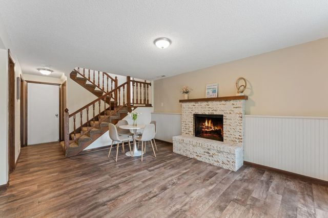 907 Heritage Court W, Vadnais Heights, MN 55127