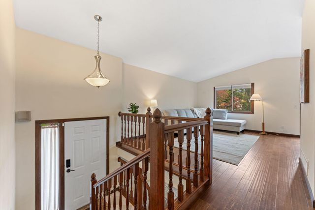 907 Heritage Court W, Vadnais Heights, MN 55127