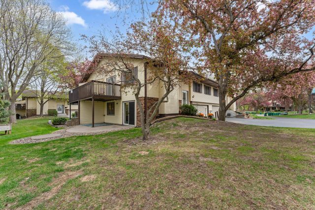 907 Heritage Court W, Vadnais Heights, MN 55127