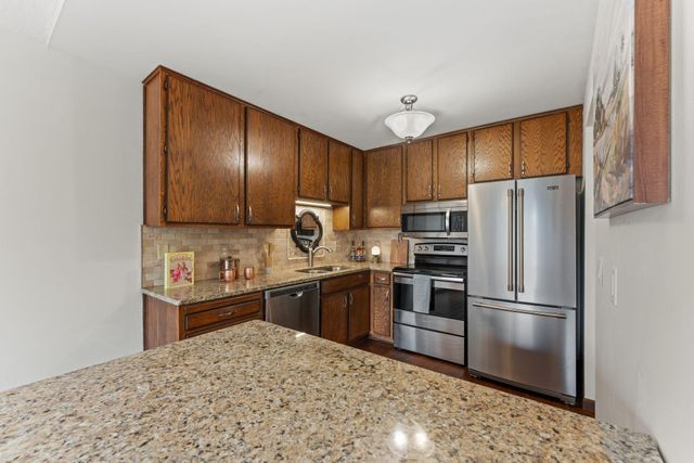 907 Heritage Court W, Vadnais Heights, MN 55127
