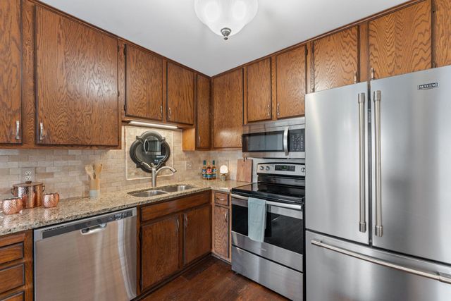 907 Heritage Court W, Vadnais Heights, MN 55127