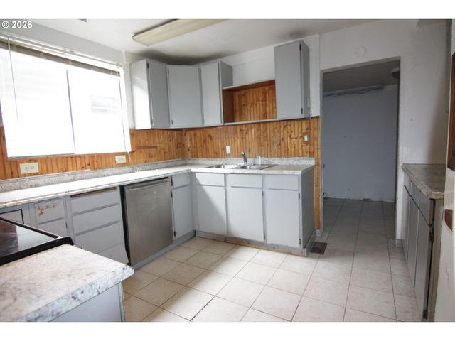 803 S 5TH Ave, Kelso, WA 98626