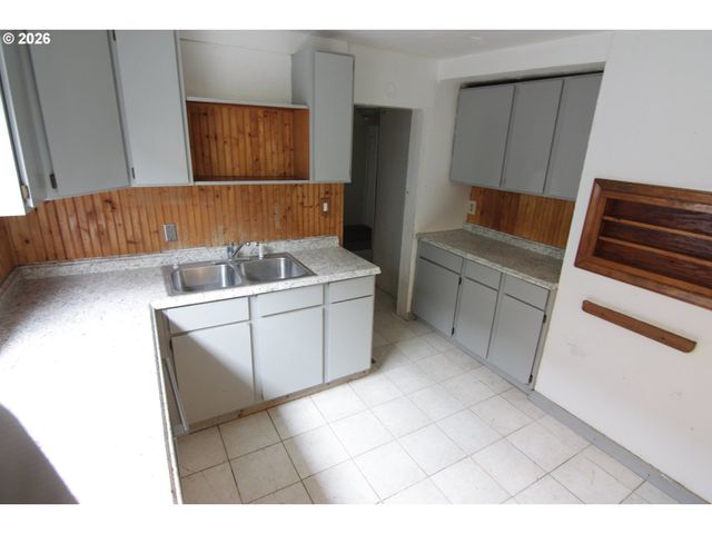 803 S 5TH Ave, Kelso, WA 98626