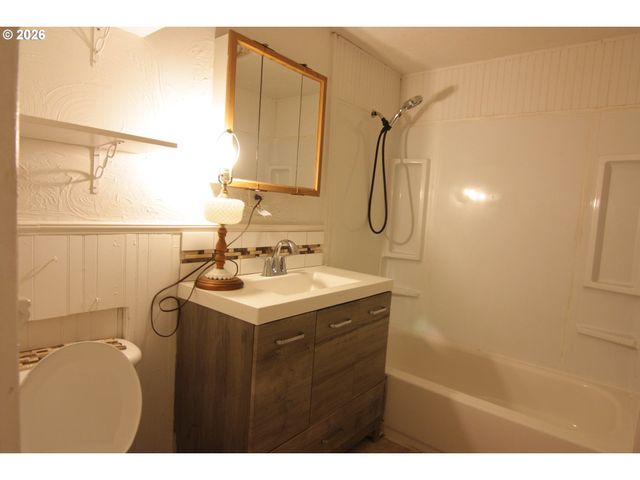 803 S 5TH Ave, Kelso, WA 98626