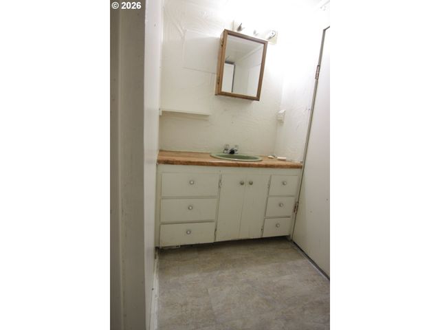 803 S 5TH Ave, Kelso, WA 98626