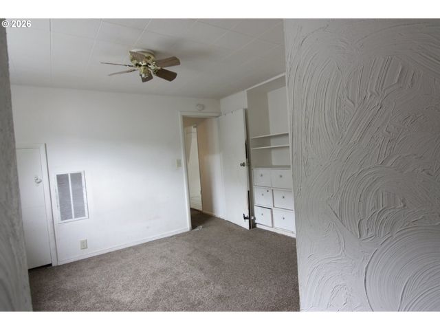 803 S 5TH Ave, Kelso, WA 98626