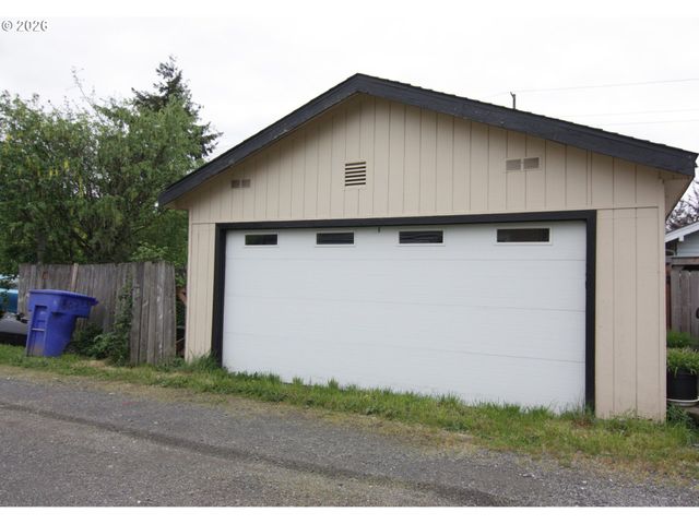 803 S 5TH Ave, Kelso, WA 98626