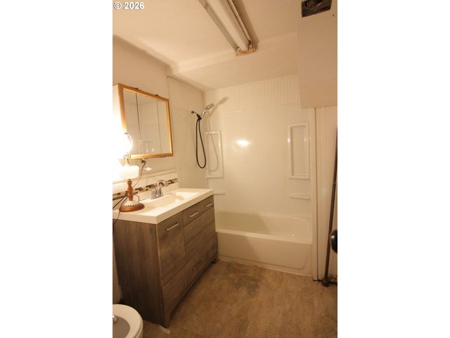 803 S 5TH Ave, Kelso, WA 98626