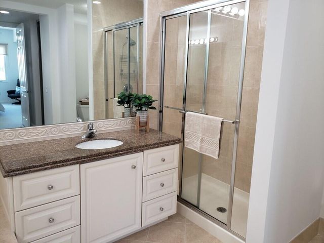 10 HARBOUR ISLE Drive E 204, Fort Pierce, FL 34949