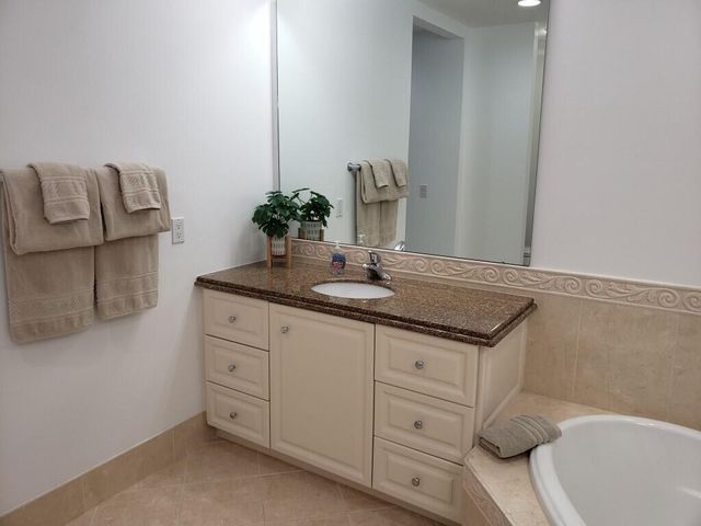 10 HARBOUR ISLE Drive E 204, Fort Pierce, FL 34949