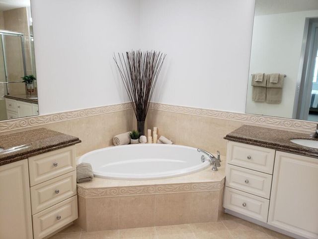 10 HARBOUR ISLE Drive E 204, Fort Pierce, FL 34949
