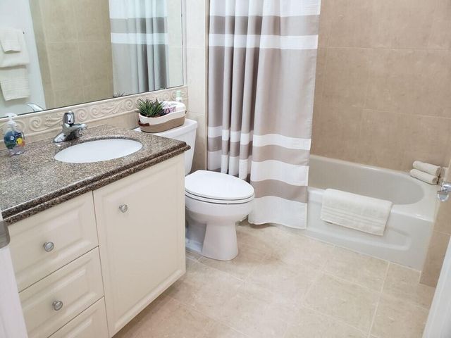 10 HARBOUR ISLE Drive E 204, Fort Pierce, FL 34949