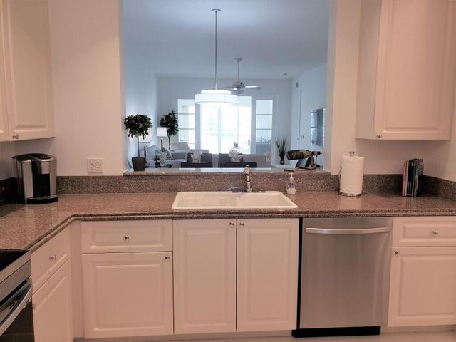 10 HARBOUR ISLE Drive E 204, Fort Pierce, FL 34949