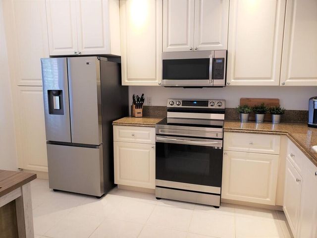 10 HARBOUR ISLE Drive E 204, Fort Pierce, FL 34949