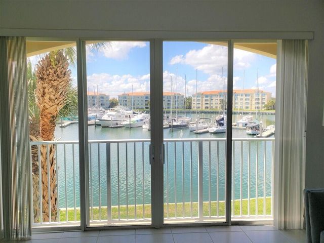 10 HARBOUR ISLE Drive E 204, Fort Pierce, FL 34949