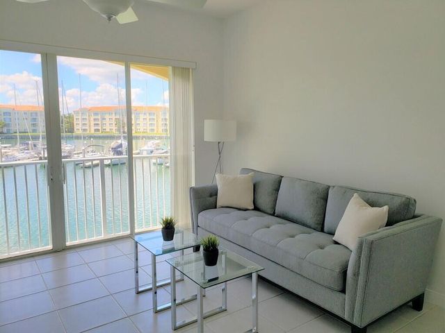 10 HARBOUR ISLE Drive E 204, Fort Pierce, FL 34949