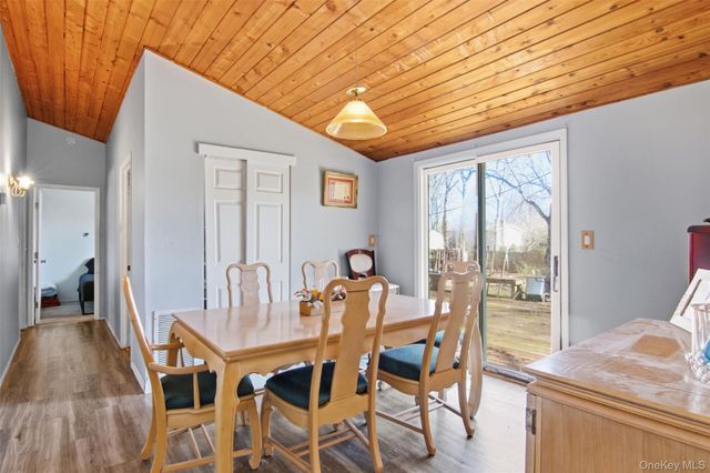 30 Lodge Lane, East Setauket, NY 11733