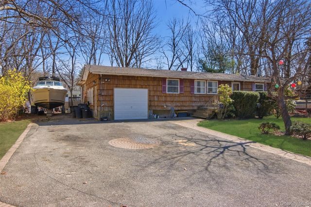30 Lodge Lane, East Setauket, NY 11733